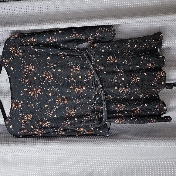 Torrid Skull and Key Peplum Flutter Sleeve Top Size 2 - Picture 6 of 6